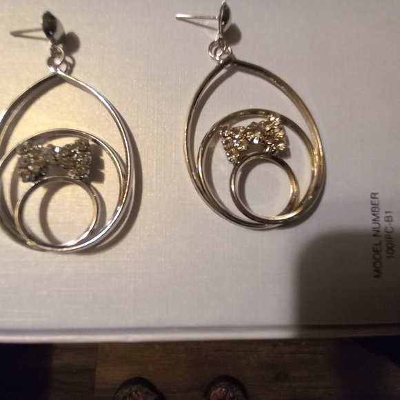 Earring - Picture 7 of 12